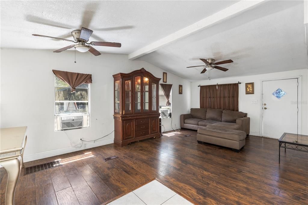 Activo con contrato: $155,000 (3 camas, 2 baños, 960 Pies cuadrados)