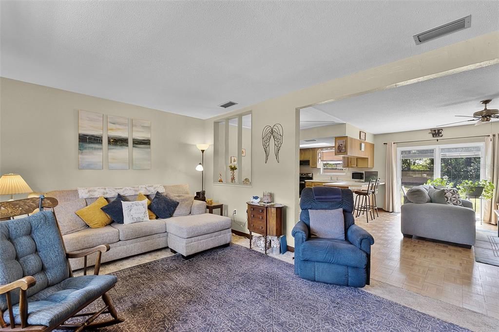 На продажу: $314,500 (3 спален, 2 ванн, 1316 Квадратных фут)