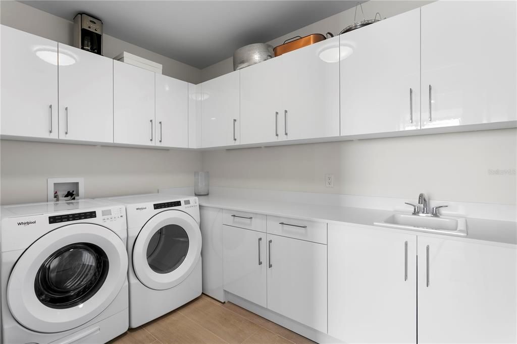 Activo con contrato: $2,375,000 (3 camas, 4 baños, 2712 Pies cuadrados)