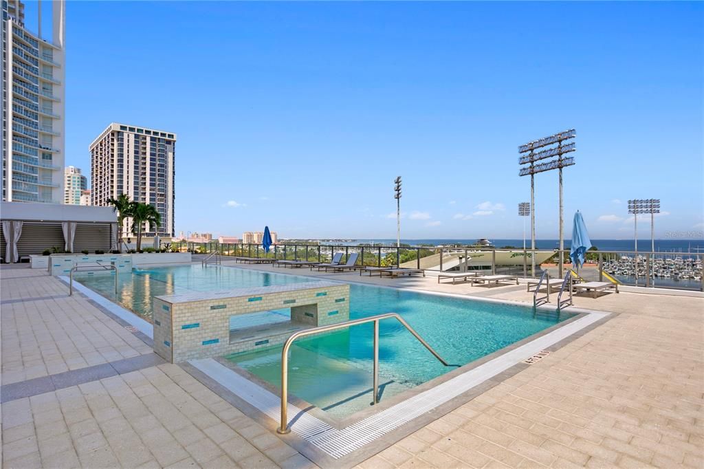 Activo con contrato: $2,375,000 (3 camas, 4 baños, 2712 Pies cuadrados)