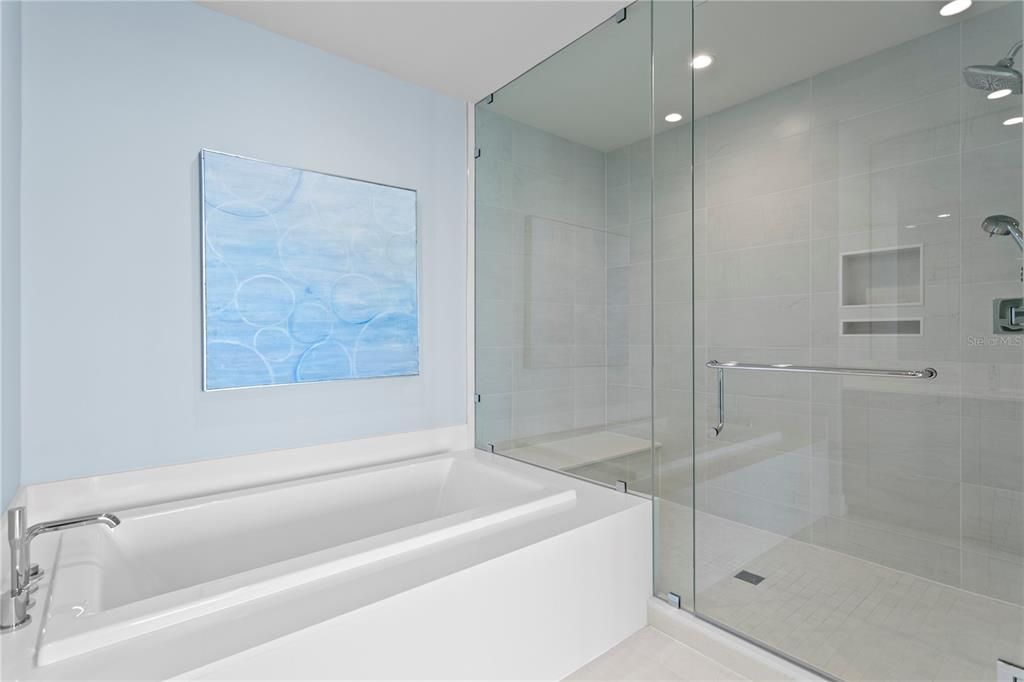 Activo con contrato: $2,375,000 (3 camas, 4 baños, 2712 Pies cuadrados)