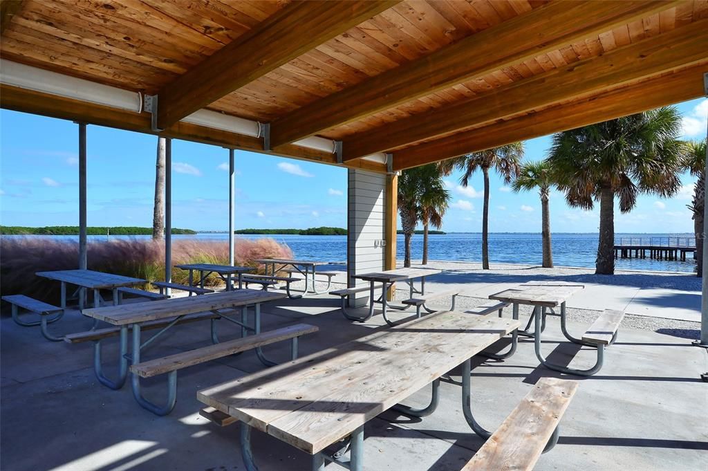 Под контрактом: $1,250,000 (3 спален, 2 ванн, 1484 Квадратных фут)