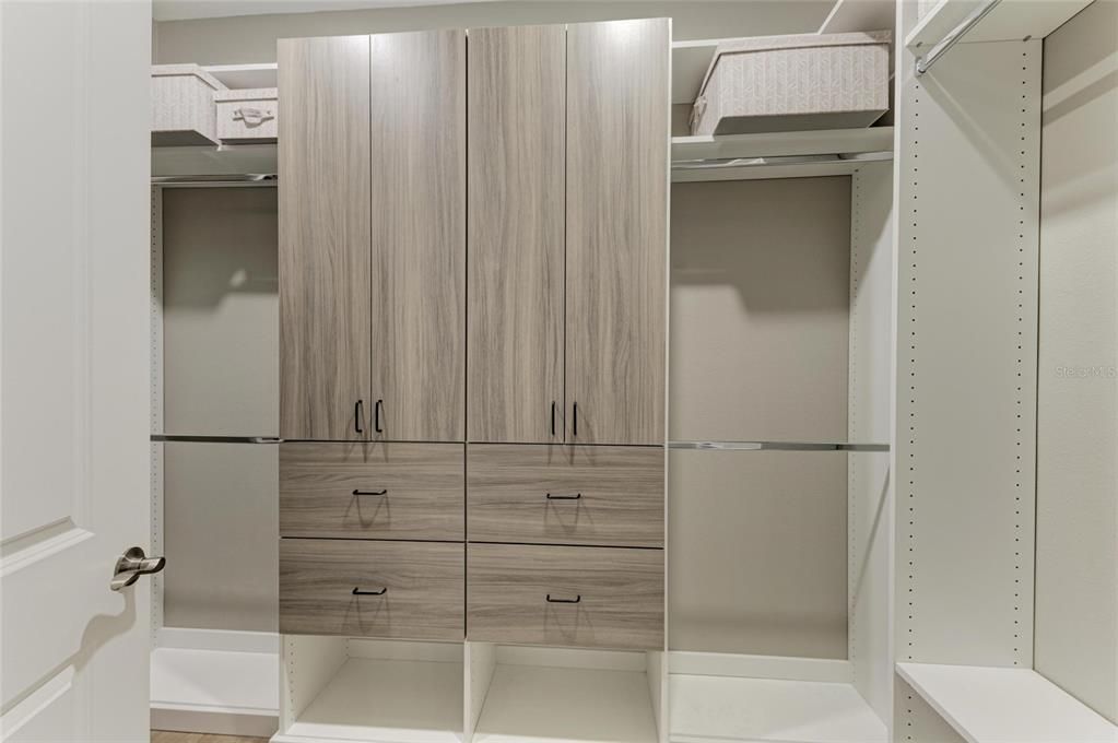 Под контрактом: $2,800 (2 спален, 2 ванн, 1672 Квадратных фут)