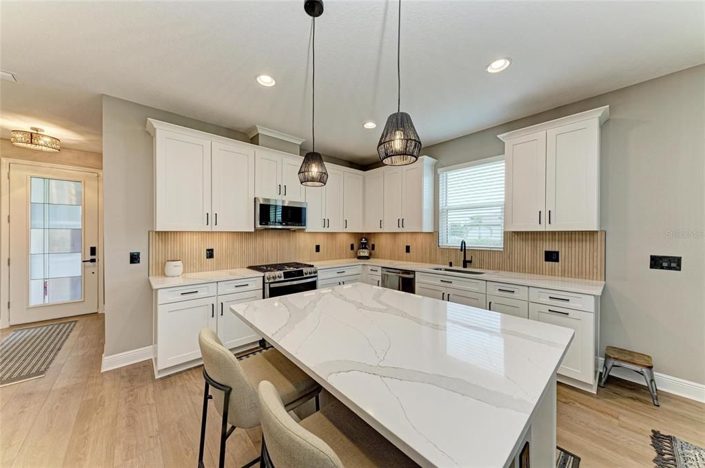 Под контрактом: $2,800 (2 спален, 2 ванн, 1672 Квадратных фут)