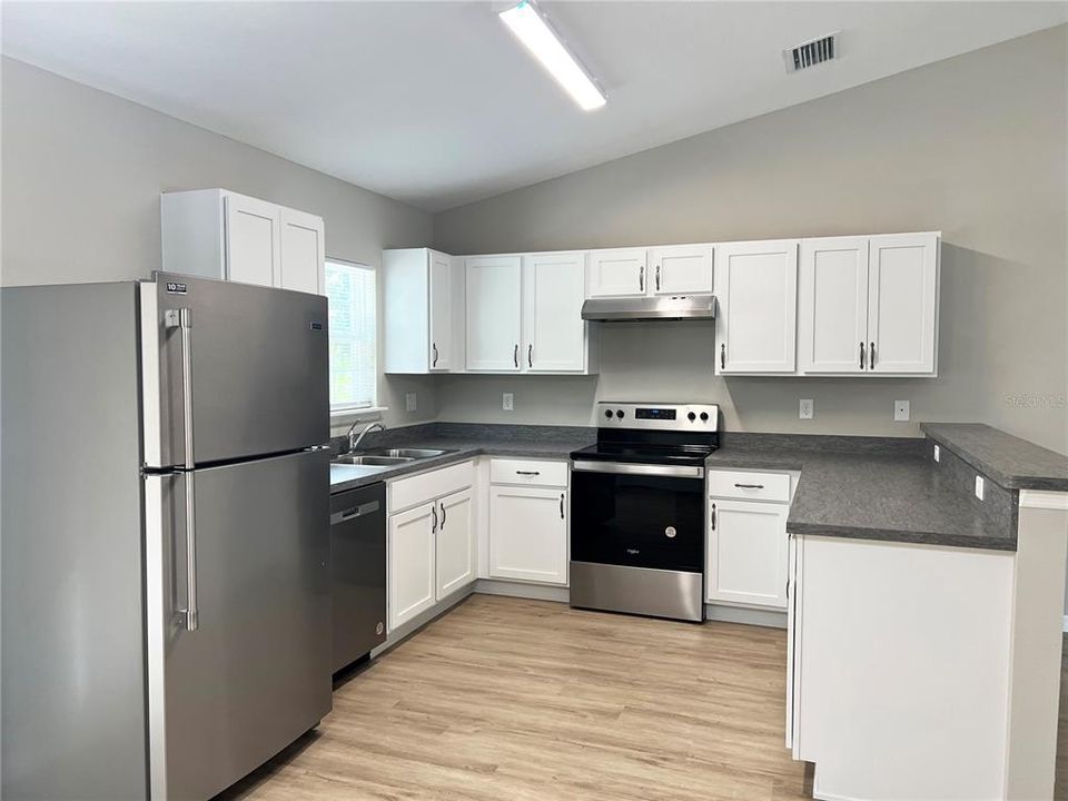 Active With Contract: $209,900 (3 beds, 2 baths, 1177 Square Feet)