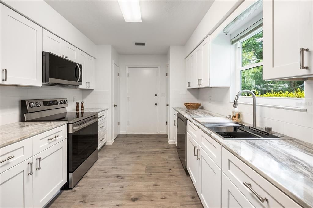 待售: $240,000 (2 贝兹, 2 浴室, 1328 平方英尺)