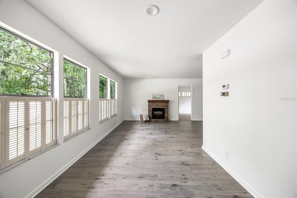 待售: $240,000 (2 贝兹, 2 浴室, 1328 平方英尺)