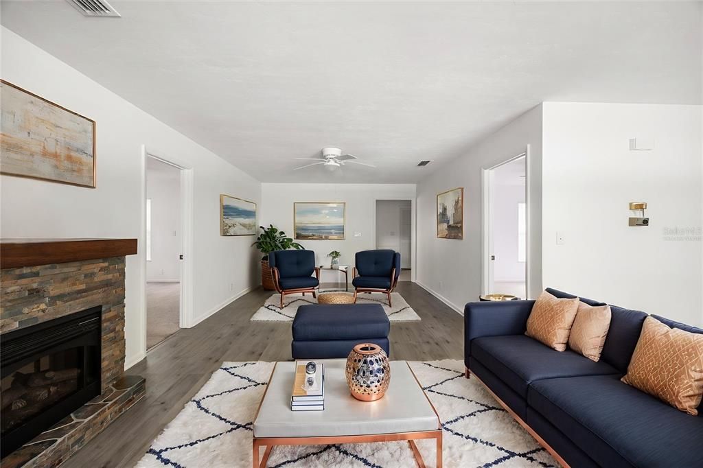 待售: $240,000 (2 贝兹, 2 浴室, 1328 平方英尺)