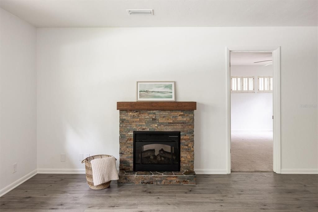 待售: $240,000 (2 贝兹, 2 浴室, 1328 平方英尺)