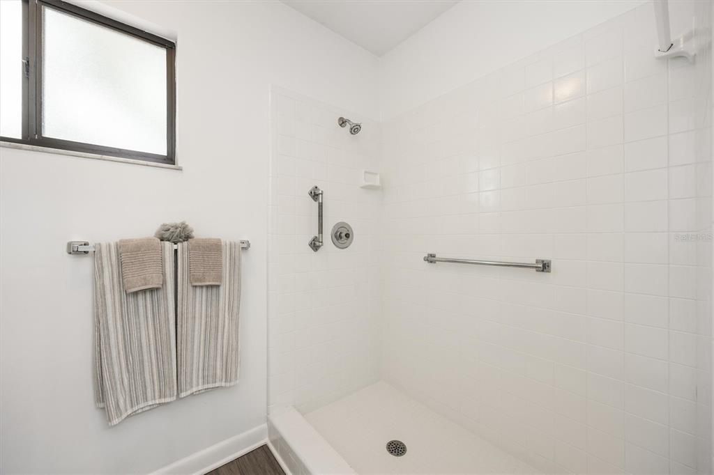 待售: $240,000 (2 贝兹, 2 浴室, 1328 平方英尺)