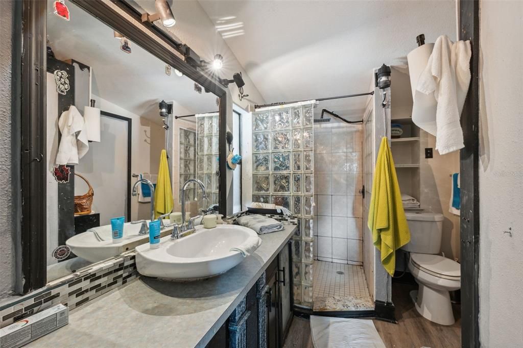 For Sale: $145,000 (3 beds, 2 baths, 960 Square Feet)