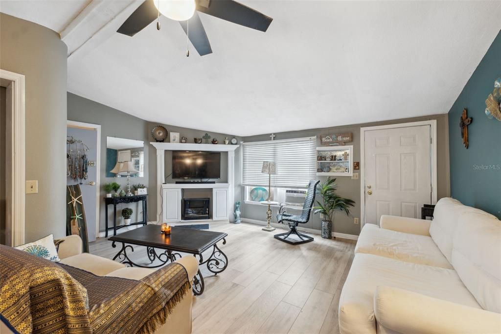 For Sale: $145,000 (3 beds, 2 baths, 960 Square Feet)