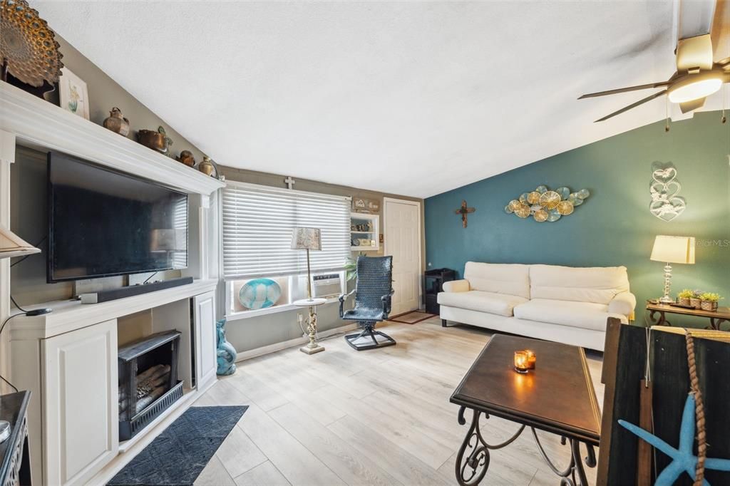 For Sale: $145,000 (3 beds, 2 baths, 960 Square Feet)