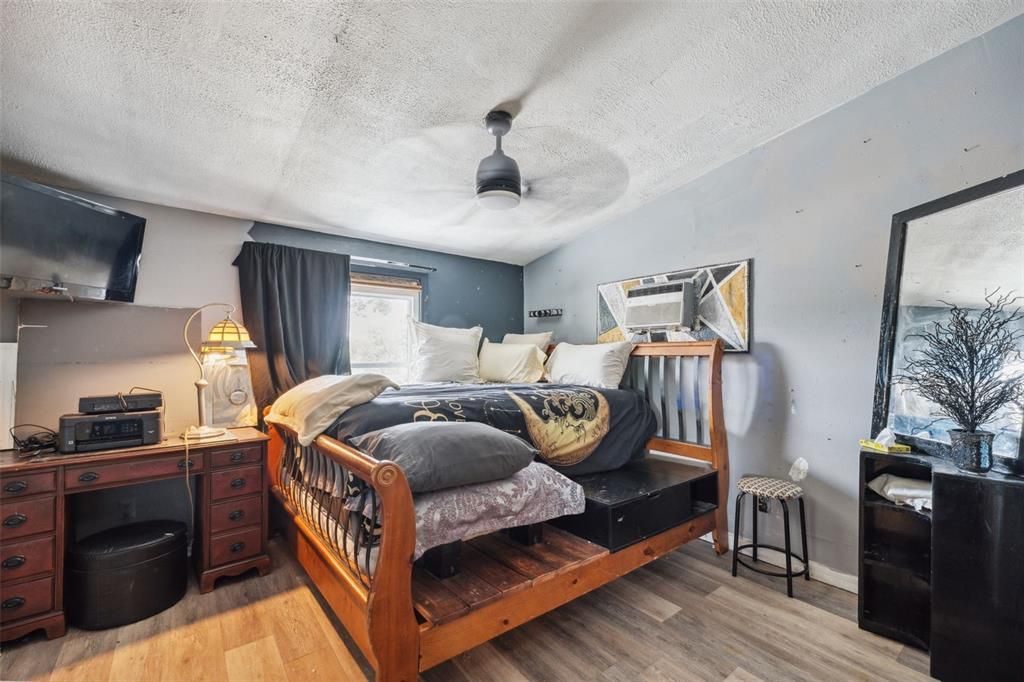 For Sale: $145,000 (3 beds, 2 baths, 960 Square Feet)