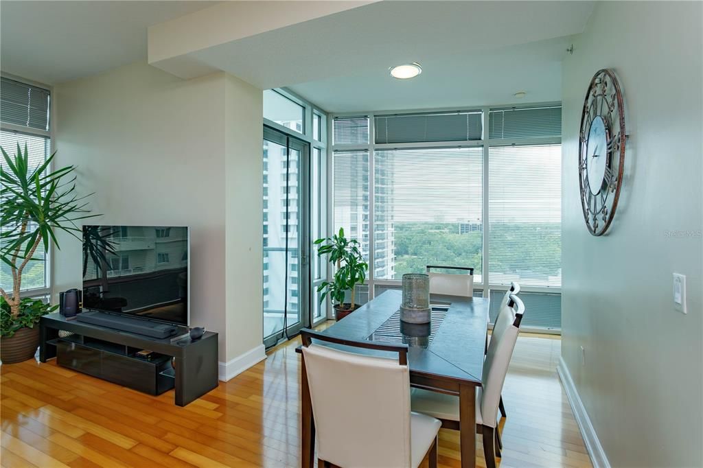 For Sale: $349,900 (2 beds, 2 baths, 1198 Square Feet)