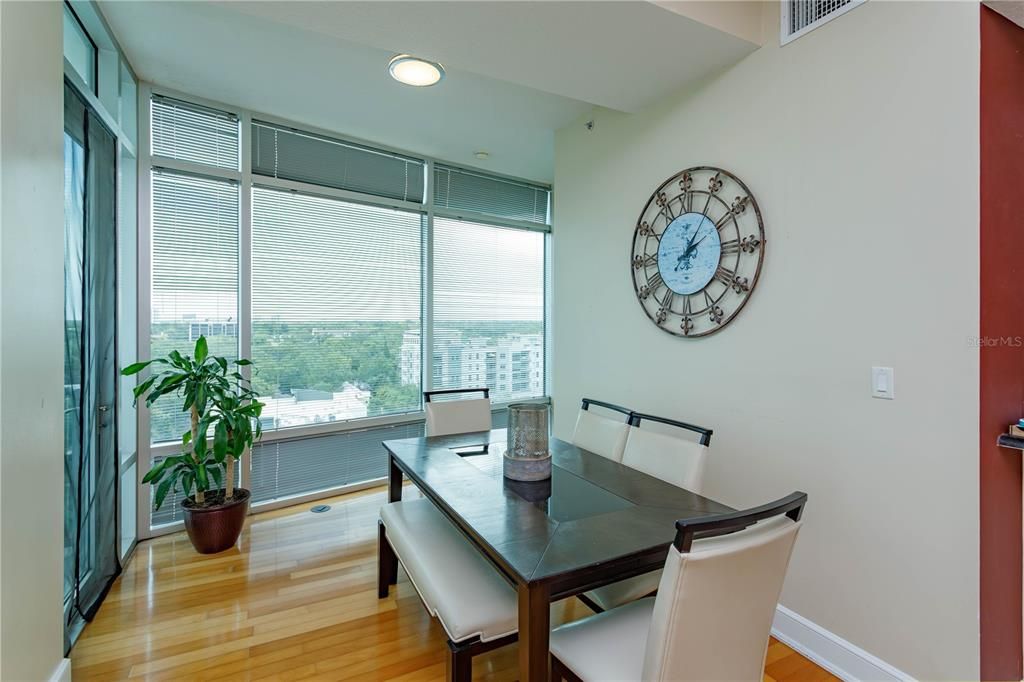 For Sale: $349,900 (2 beds, 2 baths, 1198 Square Feet)