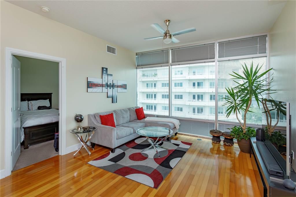 For Sale: $349,900 (2 beds, 2 baths, 1198 Square Feet)