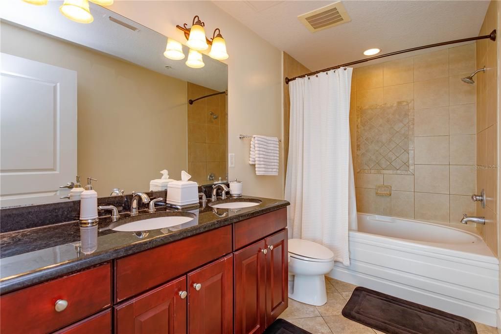 For Sale: $349,900 (2 beds, 2 baths, 1198 Square Feet)