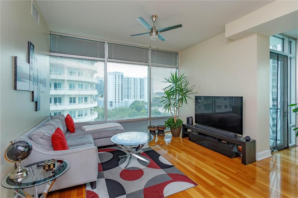 For Sale: $349,900 (2 beds, 2 baths, 1198 Square Feet)