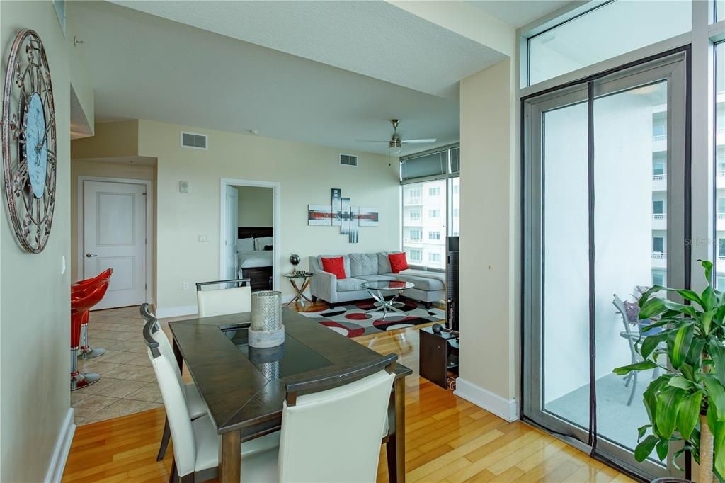 For Sale: $349,900 (2 beds, 2 baths, 1198 Square Feet)