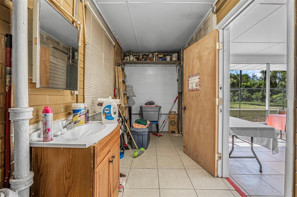 待售: $575,000 (2 贝兹, 1 浴室, 1104 平方英尺)