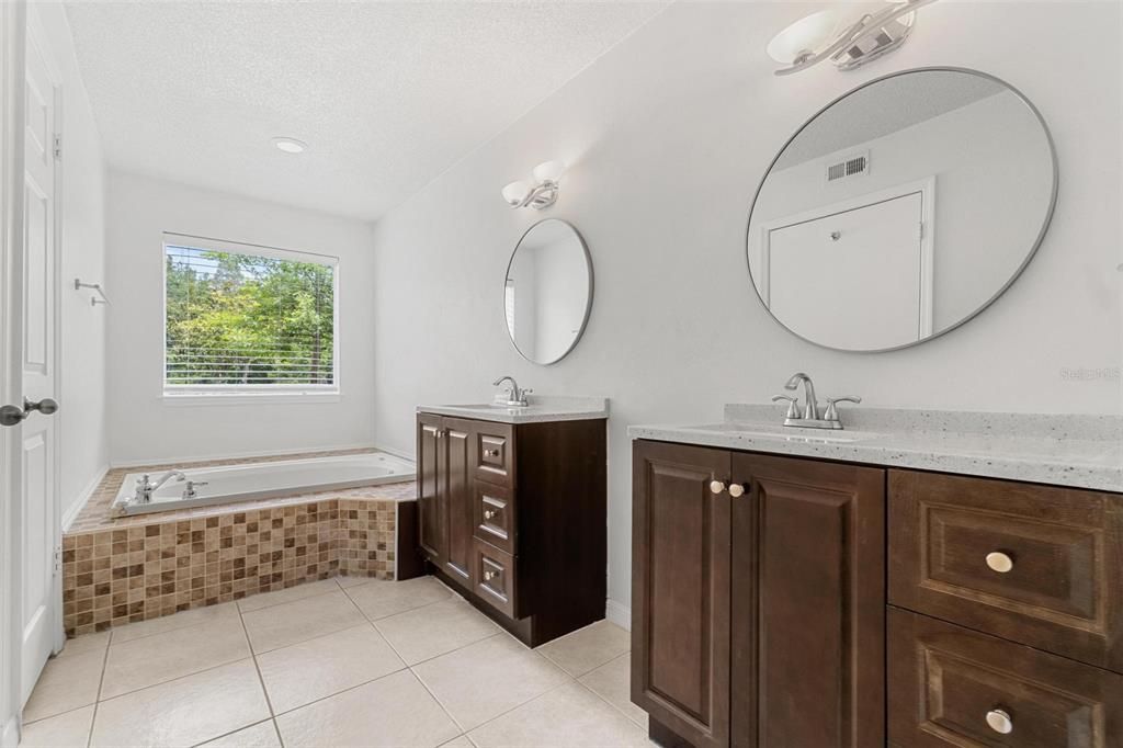 For Sale: $143,000 (2 beds, 1 baths, 1139 Square Feet)