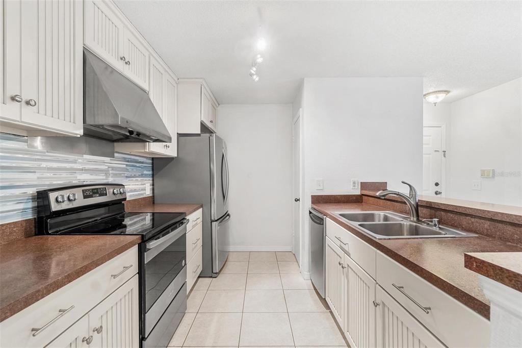 For Sale: $143,000 (2 beds, 1 baths, 1139 Square Feet)