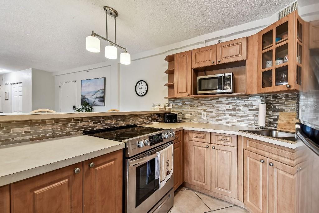 For Sale: $88,000 (1 beds, 1 baths, 708 Square Feet)