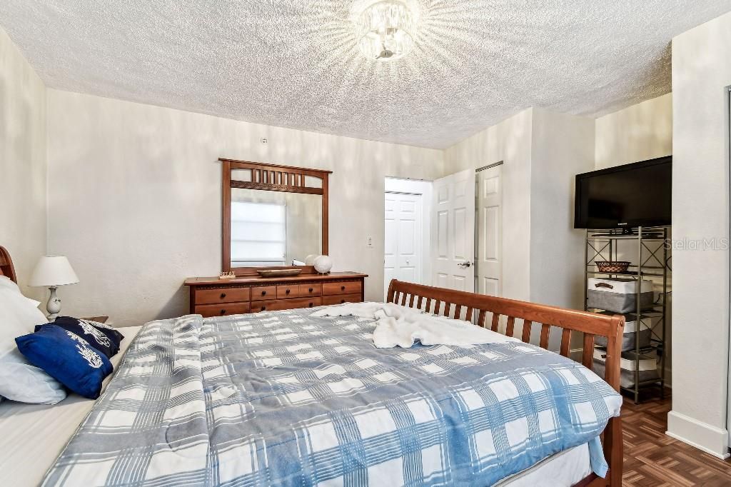 For Sale: $88,000 (1 beds, 1 baths, 708 Square Feet)