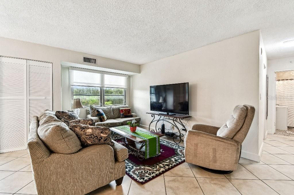 For Sale: $88,000 (1 beds, 1 baths, 708 Square Feet)