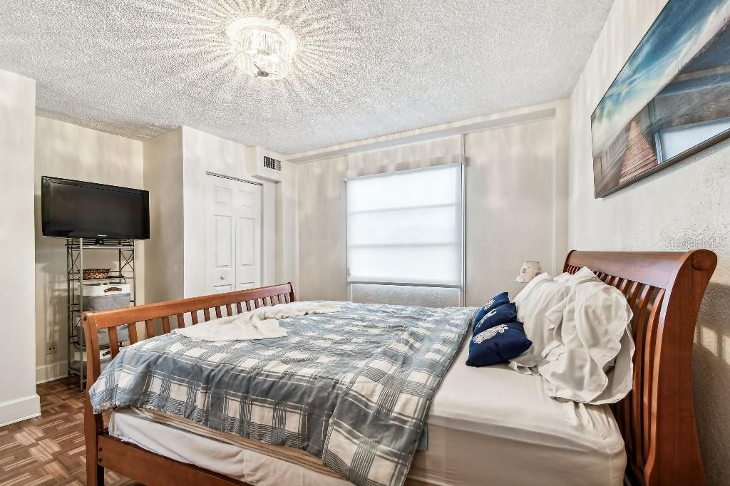 For Sale: $88,000 (1 beds, 1 baths, 708 Square Feet)