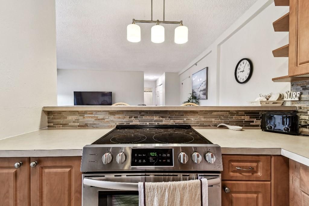 For Sale: $88,000 (1 beds, 1 baths, 708 Square Feet)