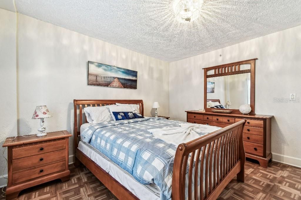 For Sale: $88,000 (1 beds, 1 baths, 708 Square Feet)