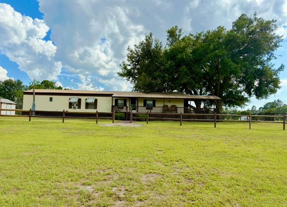 For Sale: $325,000 (3 beds, 2 baths, 924 Square Feet)