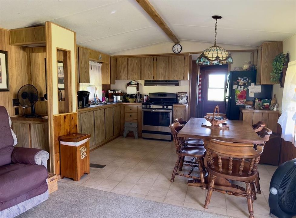 For Sale: $325,000 (3 beds, 2 baths, 924 Square Feet)