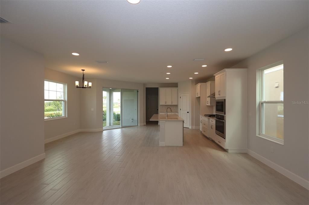 Под контрактом: $686,990 (4 спален, 3 ванн, 2780 Квадратных фут)