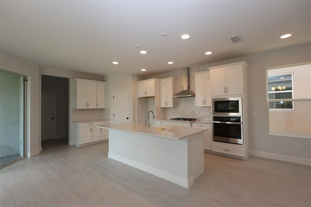 Под контрактом: $686,990 (4 спален, 3 ванн, 2780 Квадратных фут)