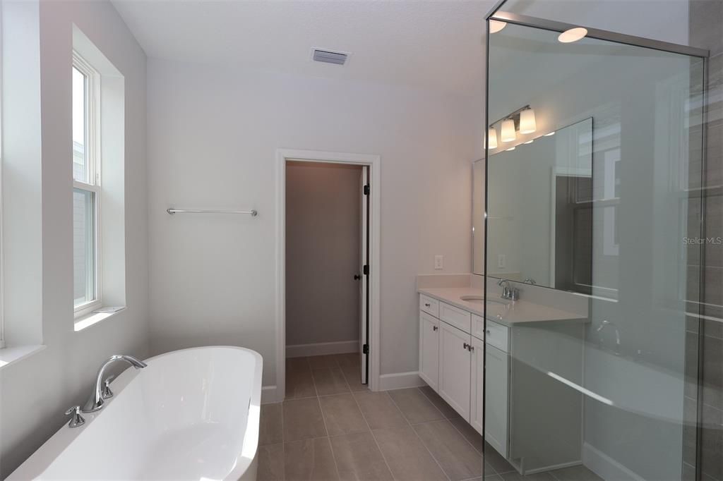 Под контрактом: $686,990 (4 спален, 3 ванн, 2780 Квадратных фут)