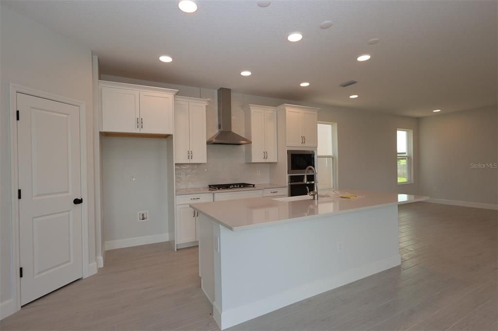 Под контрактом: $686,990 (4 спален, 3 ванн, 2780 Квадратных фут)