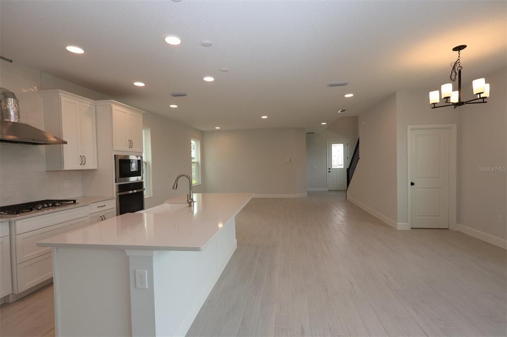 Под контрактом: $686,990 (4 спален, 3 ванн, 2780 Квадратных фут)