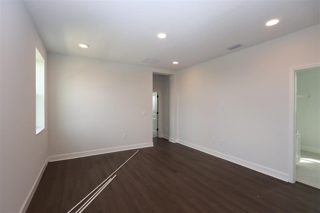 Под контрактом: $686,990 (4 спален, 3 ванн, 2780 Квадратных фут)