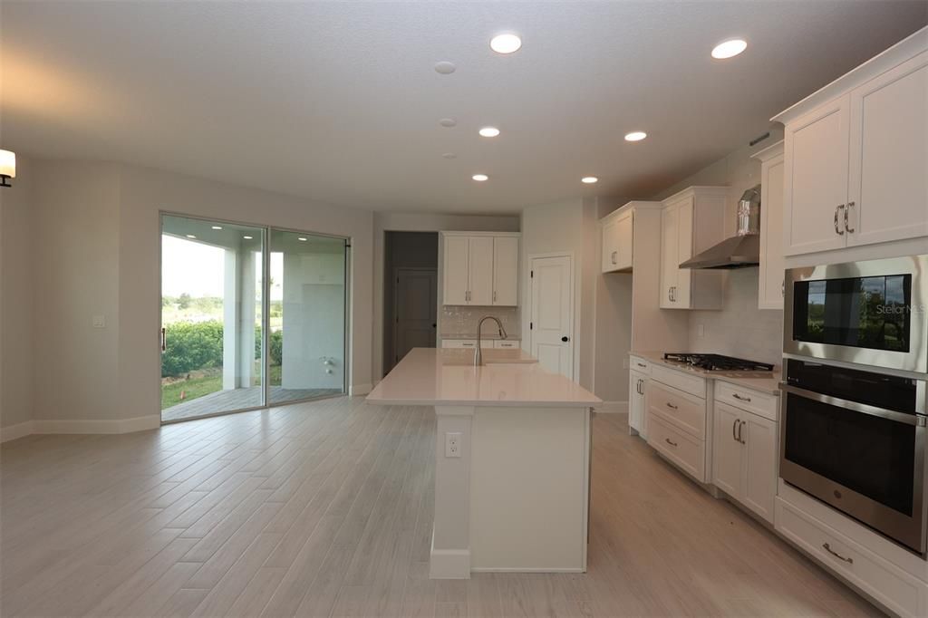 Под контрактом: $686,990 (4 спален, 3 ванн, 2780 Квадратных фут)