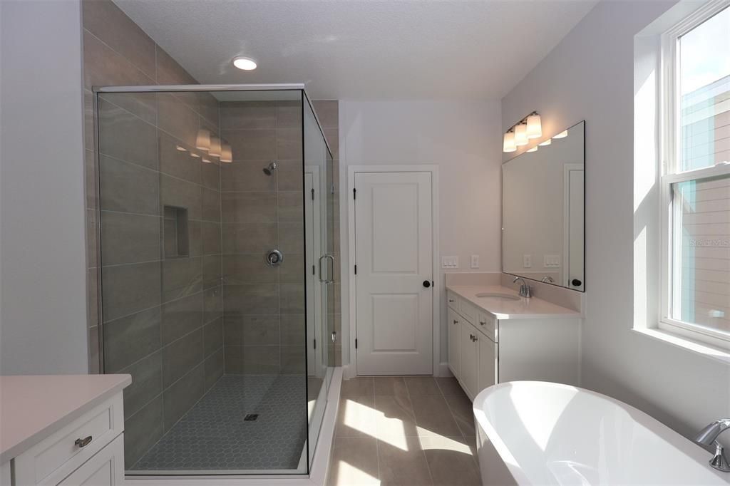 Под контрактом: $686,990 (4 спален, 3 ванн, 2780 Квадратных фут)