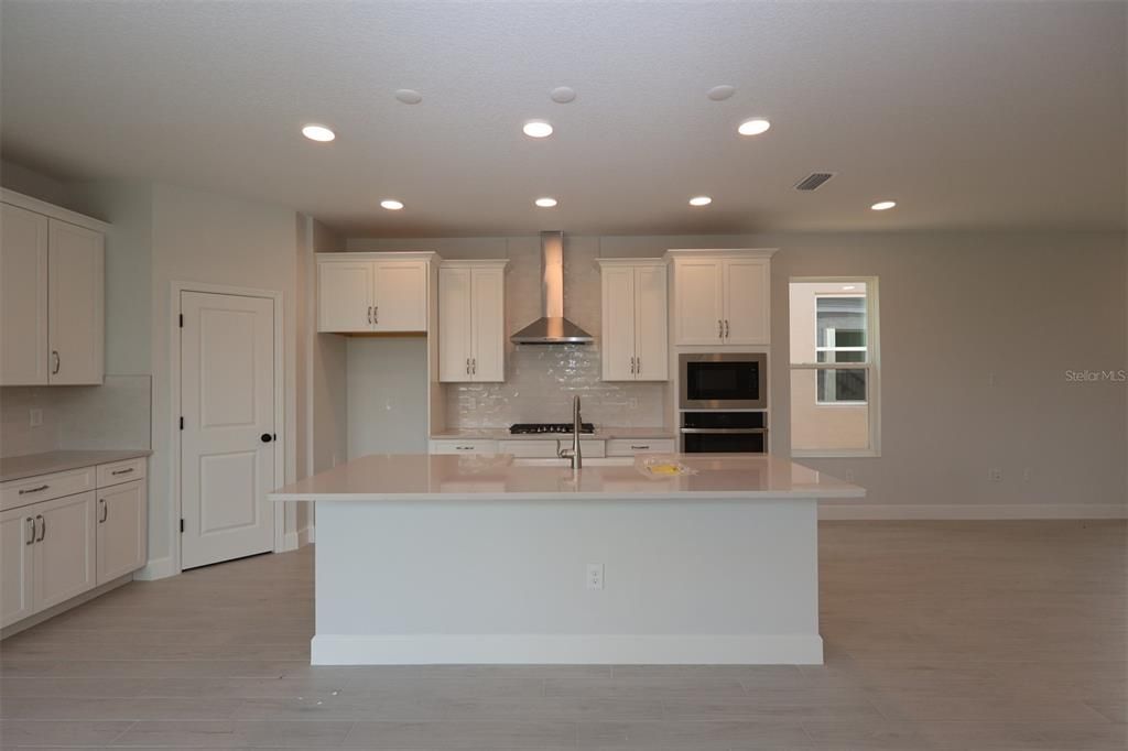 Под контрактом: $686,990 (4 спален, 3 ванн, 2780 Квадратных фут)