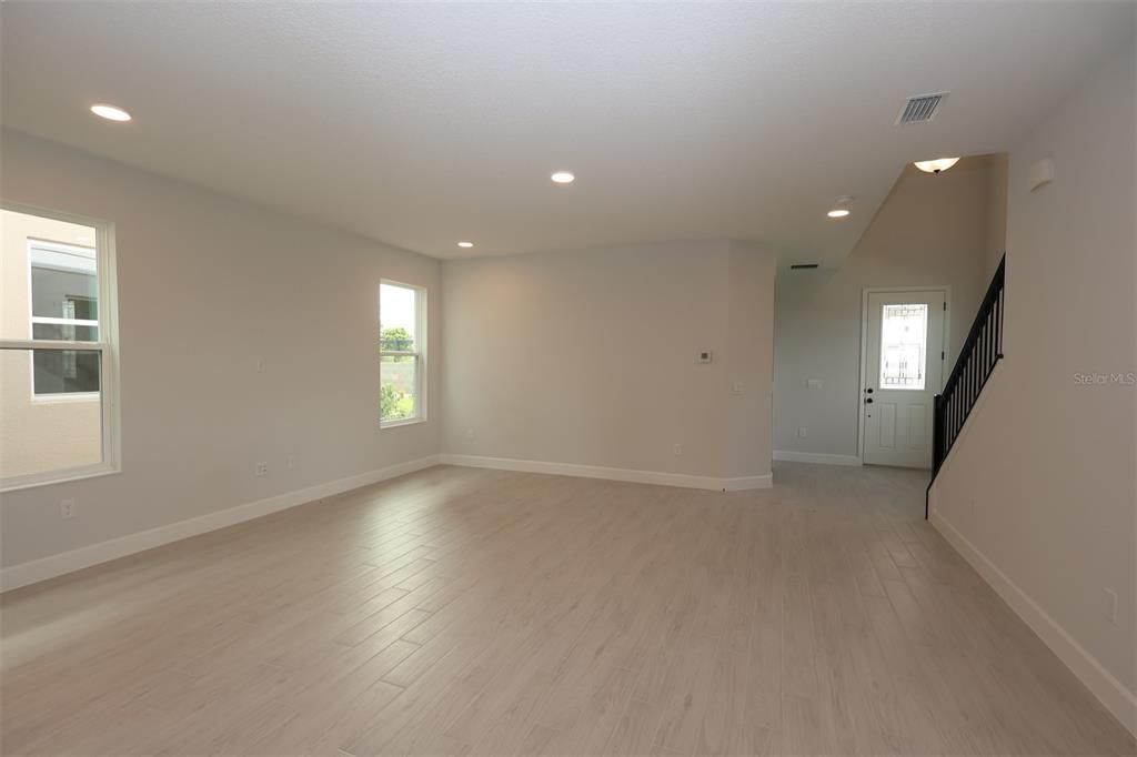 Под контрактом: $686,990 (4 спален, 3 ванн, 2780 Квадратных фут)