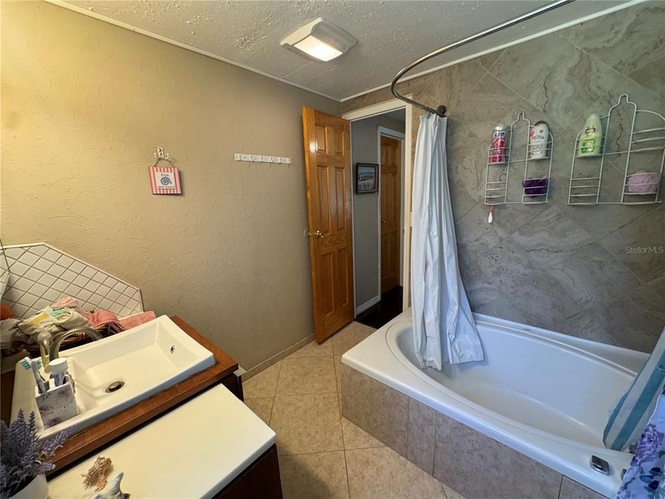 待售: $126,900 (2 贝兹, 1 浴室, 784 平方英尺)