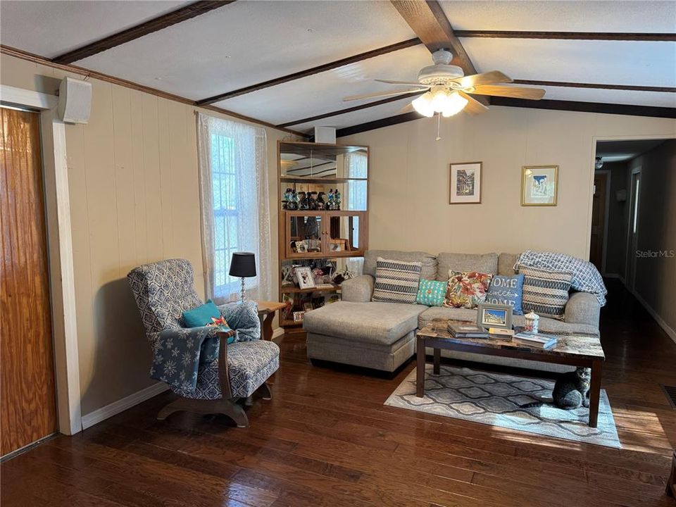 待售: $126,900 (2 贝兹, 1 浴室, 784 平方英尺)