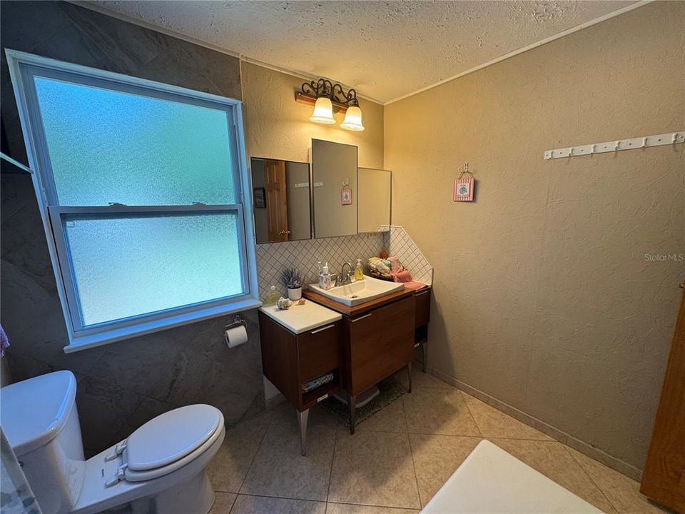 待售: $126,900 (2 贝兹, 1 浴室, 784 平方英尺)