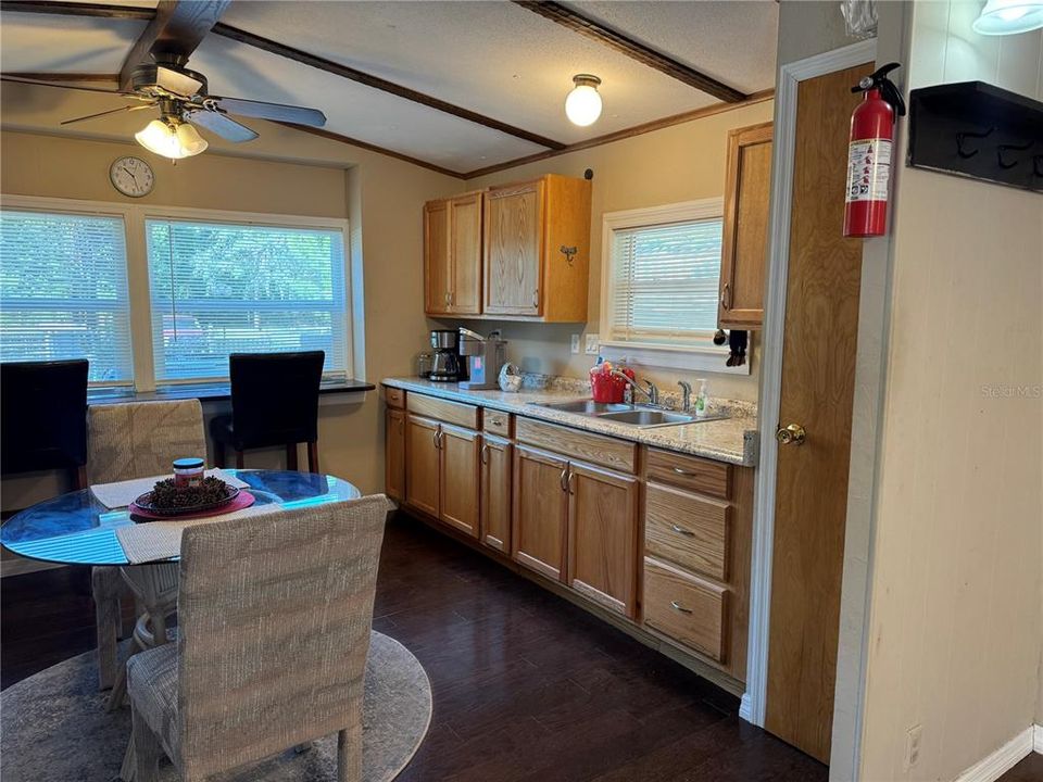 待售: $126,900 (2 贝兹, 1 浴室, 784 平方英尺)