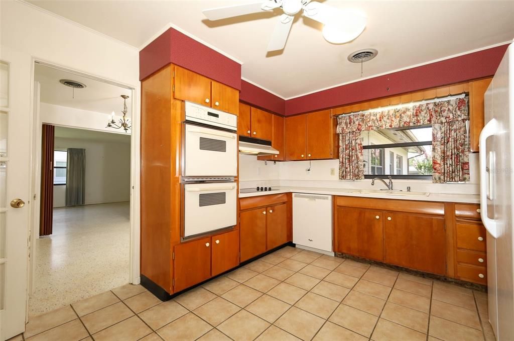 待售: $620,000 (4 贝兹, 2 浴室, 2015 平方英尺)